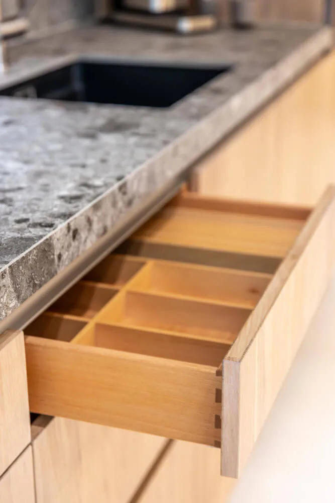 Cocina moderna con mesada de mármol veteado
