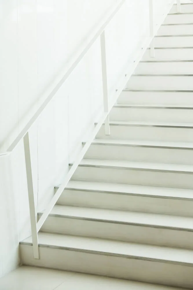 Escalera revestida en mármol claro