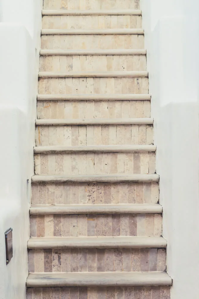 Escalera interior con terminación apomazada