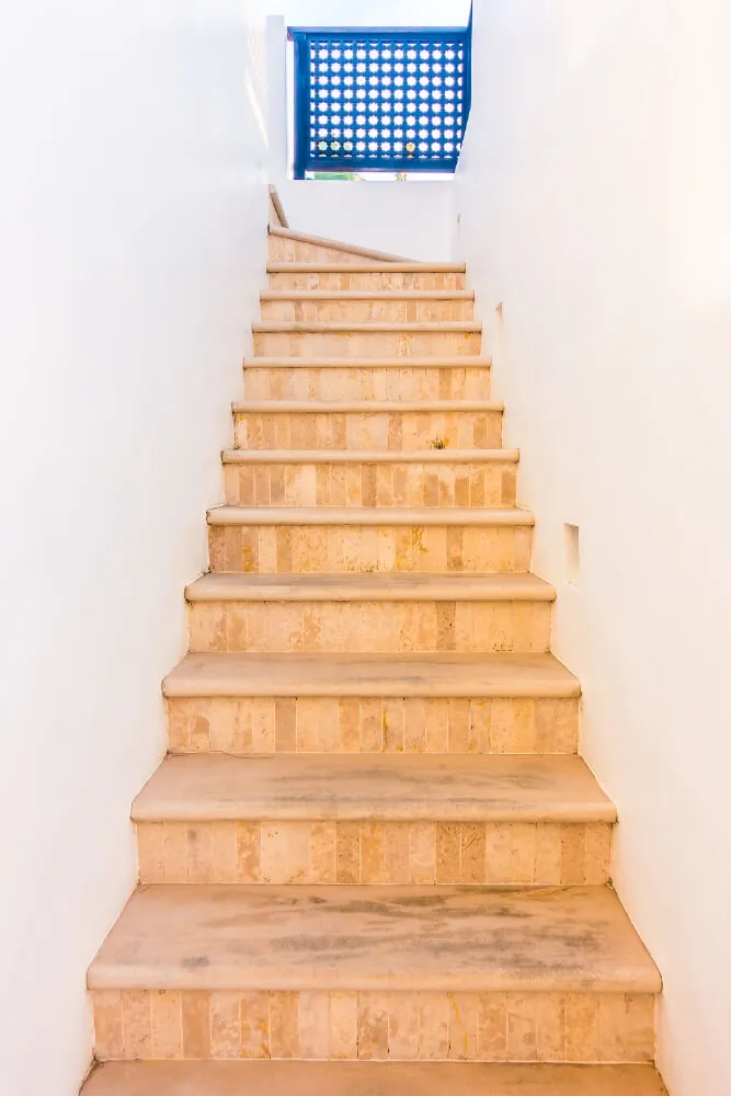 Escalera con zócalo escalonado