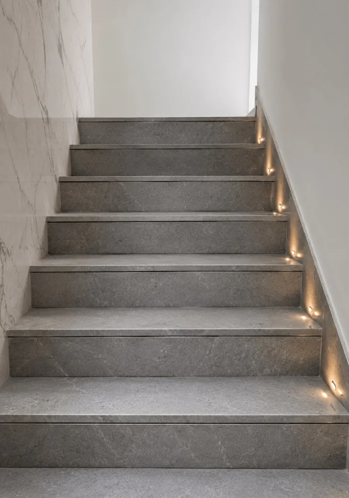 Escaleras revestidas en mármol gris