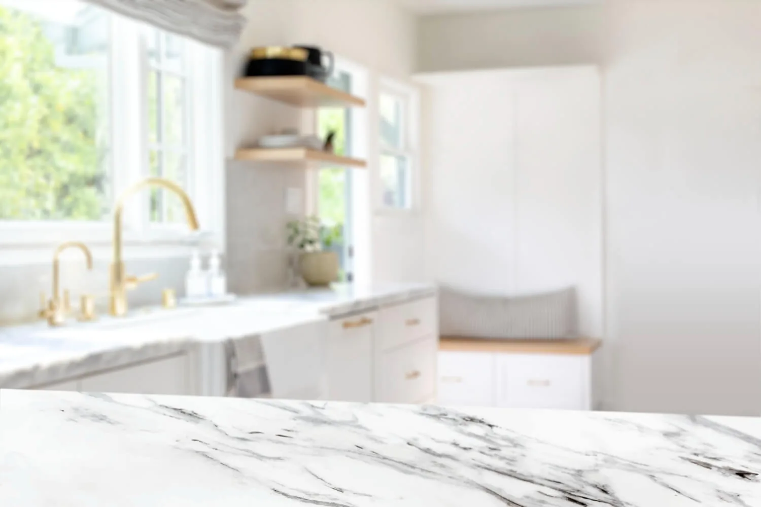 Mesada de Silestone blanco en una cocina moderna