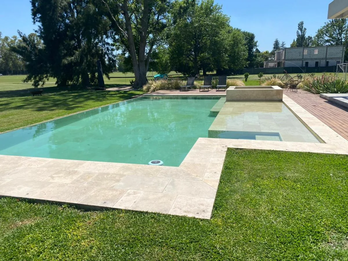 Borde de pileta revestido en travertino